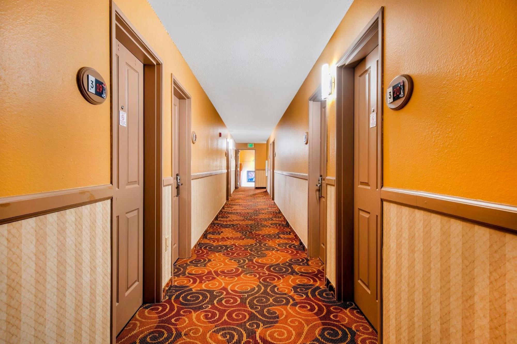 Oyo Hotel Castle Rock Co Downtown Bagian luar foto