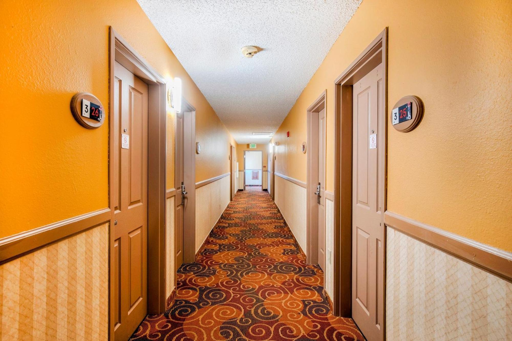Oyo Hotel Castle Rock Co Downtown Bagian luar foto